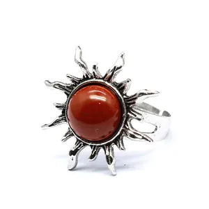 Detailansicht eines Vintage-Silberrings in Sonnenform mit einem roten Naturstein.