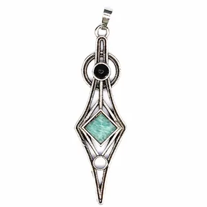 Detailansicht eines Vintage-Anhängers aus Silber mit grünem Amazonit-Stein.