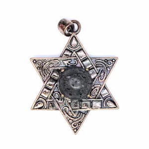 Gros plan détaillé d'un pendentif Étoile de David en bronze et pierre de lave noire