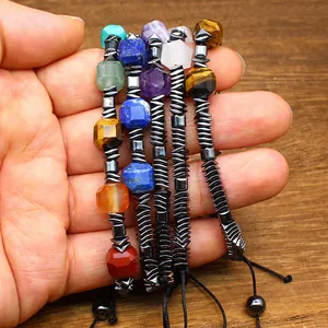 Primer plano de pulseras chakra tejidas a mano con cubos de piedras naturales de colores