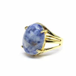 Dettaglio di un anello regolabile di lusso placcato oro 24k con pietra naturale blu