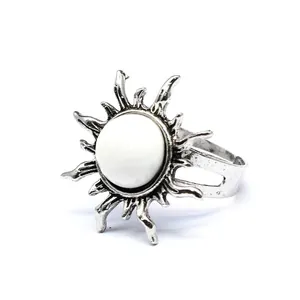 Nahaufnahme eines silberfarbenen Sonnenrings im Retro-Stil mit weißem Natursteinbesatz