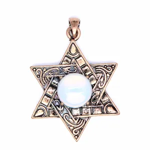 Gros plan d'un pendentif étoile de David en bronze antique avec un cristal blanc central
