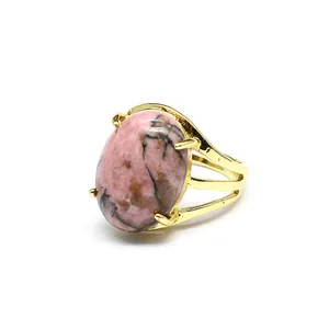 Dettaglio macro dell'anello in pietra rosa naturale con fascia regolabile placcata oro 24k