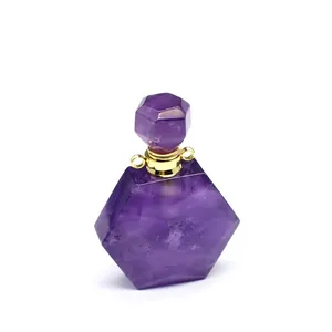 Détail d'un pendentif flacon de parfum en cristal d'améthyste naturelle avec or