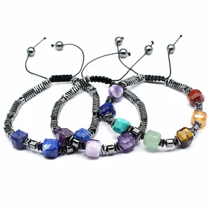 Pulseras de chakra de piedra natural hechas a mano con cuentas de cubo en detalle