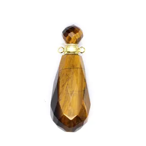 Primer plano del colgante difusor de piedra ojo de tigre tallada en forma de gota
