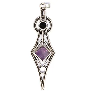 Detailansicht eines Vintage-Anhängers mit rautenförmigem violettem Kristallstein