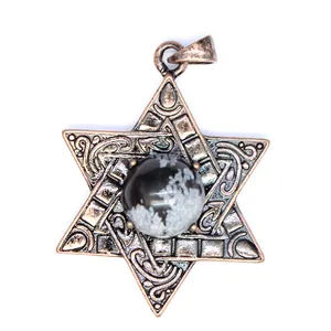 Gros plan d'un pendentif hexagramme vintage en bronze serti d'une pierre naturelle
