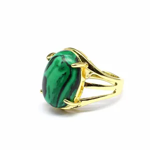 Dettaglio di un anello placcato oro 24k con pietra ovale verde stile malachite