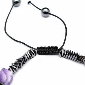 Detalle de primer plano del nudo ajustable trenzado a mano en pulsera de chakra natural