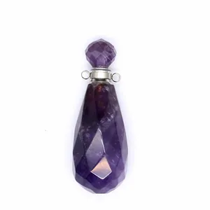 Detalle del colgante frasco de amatista facetada para aceites esenciales y perfumes