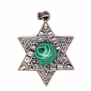 Vue détaillée d'un pendentif hexagramme en bronze antique avec pierre de malachite verte.