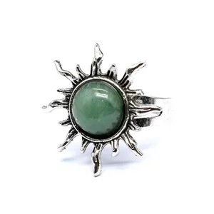 Vintage-Ring in Sonnenform mit rundem grünem Naturstein in silberfarbener Fassung.