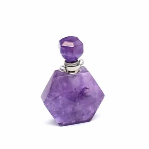 Vue détaillée d'un pendentif flacon de parfum en améthyste hexagonale avec bouchon.