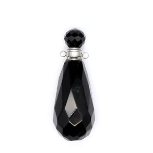 Vista detallada del colgante difusor de perfume en piedra negra tallada en forma de gota