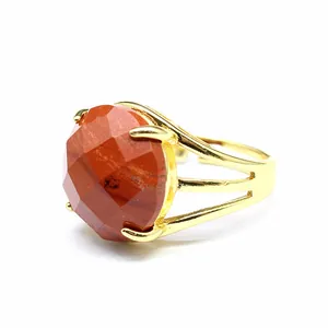 Detailansicht eines facettierten roten Edelsteinrings mit verstellbarem Goldband