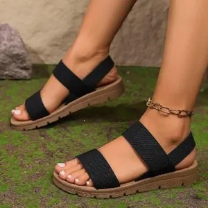 Comodi sandali neri con cinturini elastici e suola platform marrone per ogni giorno