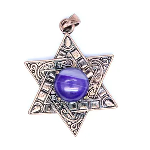 Vue détaillée en gros plan du pendentif hexagramme en cuivre vintage avec pierre violette