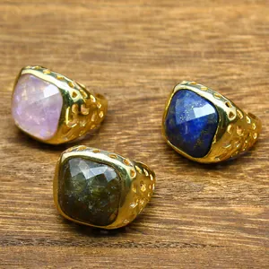 Dettaglio di tre anelli in pietra naturale placcati oro 24k con design traforato
