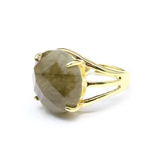 Detailansicht eines Rings mit facettiertem Naturstein und goldener verstellbarer Band