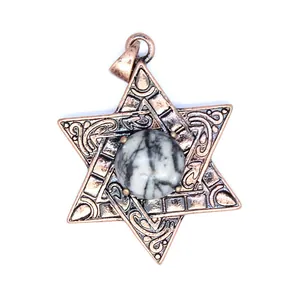 Vue détaillée d'un pendentif hexagramme en bronze vintage avec une pierre Picasso
