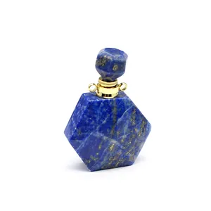 Vue détaillée d'un pendentif flacon de parfum en cristal lapis-lazuli hexagonal doré