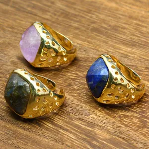Dettaglio di tre anelli placcati in oro 24k con ametista naturale e pietre di lapislazzuli
