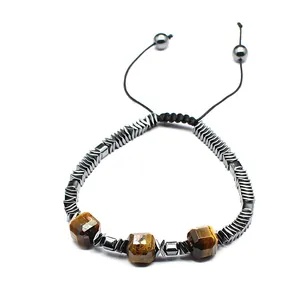 Primer plano de pulsera tejida a mano con ojo de tigre facetado y cuentas de hematita