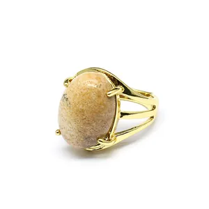 Elegante anello regolabile placcato oro 24k con una grande pietra naturale ovale