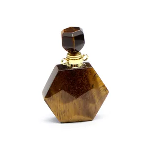 Vue détaillée d'un pendentif flacon de parfum hexagonal en pierre d'œil de tigre.