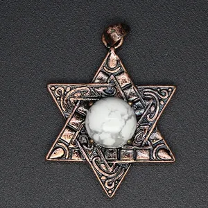 Vue détaillée d'un pendentif hexagramme en cuivre vintage avec pierre naturelle blanche.