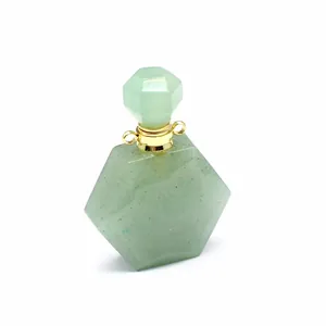Détail d'un pendentif flacon de parfum en pierre naturelle verte avec bord doré