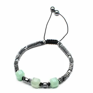 Primer plano de pulsera artesanal con piedras naturales verdes y cuentas de hematita