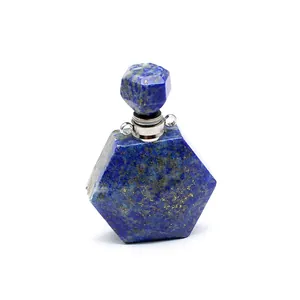 Vue détaillée d'un pendentif flacon de parfum en cristal de lapis-lazuli hexagonal bleu.