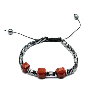 Pulsera tejida a mano con hematita y cuentas de jaspe rojo en detalle