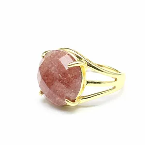 Nahaufnahme eines vergoldeten Rings mit facettiertem, rot-pinkem Erdbeerkristall-Naturstein
