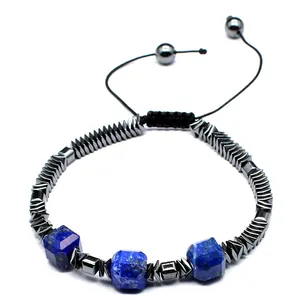 Vista detallada de una pulsera tejida a mano con piedras cuadradas de lapislázuli azul