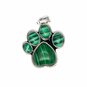 Vista detallada de un colgante de huella de perro con textura de piedra malaquita verde