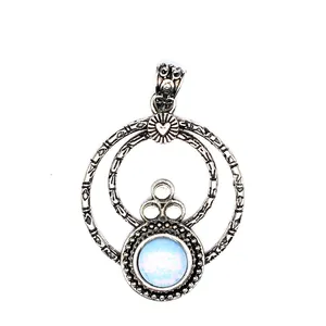 Detailansicht eines Vintage-Silberanhängers mit blauem Stein und konzentrischen Ringen