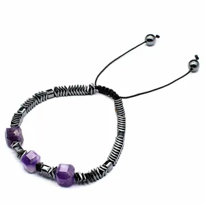 Pulsera artesanal de piedra natural con cubos de amatista púrpura y cordón ajustable.