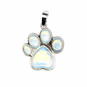 Vista detallada de un colgante de pata de perro con piedras de ópalo en plata brillante