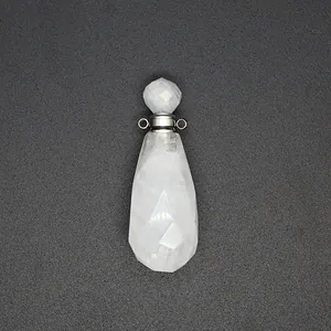 Primer plano de un colgante frasco de perfume de cristal blanco tallado en gota