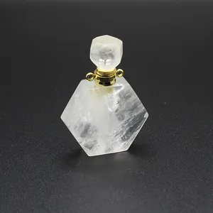 Détail montrant un pendentif flacon de parfum en cristal blanc naturel hexagonal