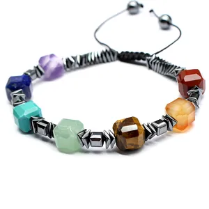 Primer plano detallado de la pulsera de 7 chakras con cuentas de piedras naturales