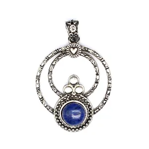 Detaillierte Makroansicht eines silbernen Vintage-Anhängers mit blauem Lapislazuli