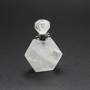 Vue détaillée d'un pendentif flacon de parfum hexagonal en cristal de quartz blanc.
