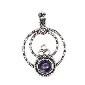 Detaillierte Ansicht eines silbernen Vintage-Anhängers mit lila Amethyst-Zentralstein