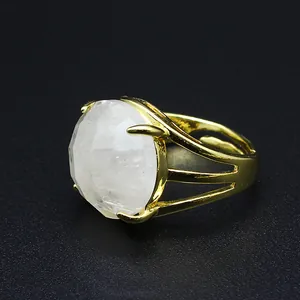 Makroansicht eines vergoldeten Rings mit einem großen facettierten weißen Kristall