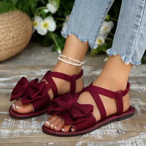 Elegante burgunderrote flache Sandalen mit großer Schleife und Kreuzriemen für Damen